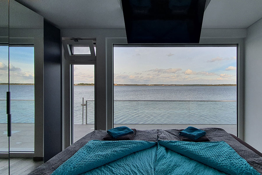 Blick aus dem Schlafzimmer auf den See